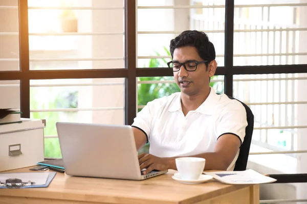Indischer Geschäftsmann arbeitet im Büro — Stockfoto