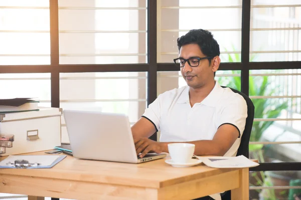 Indický podnikatel pracuje v kanceláři — Stock fotografie
