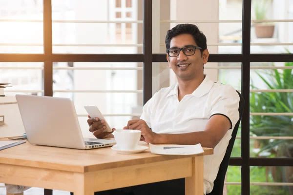 Indiase zakenman werken vanuit kantoor aan huis — Stockfoto