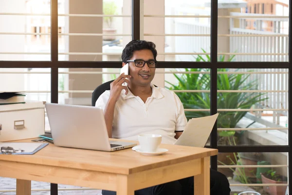 電話での会話でインドの実業家 — ストック写真