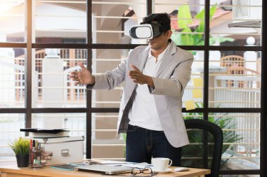 sanal gerçeklik teknolojisi kullanan adam