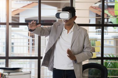 sanal gerçeklik teknolojisi kullanan adam