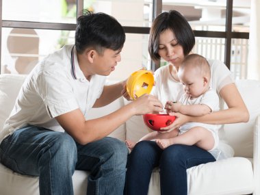 bebekle oynarken Asya veliler