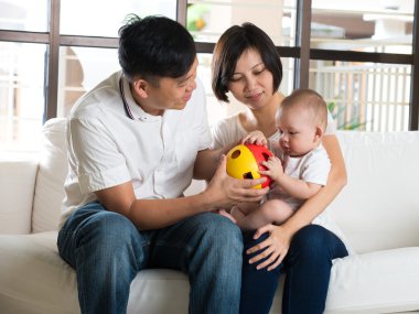 bebekle oynarken Asya veliler