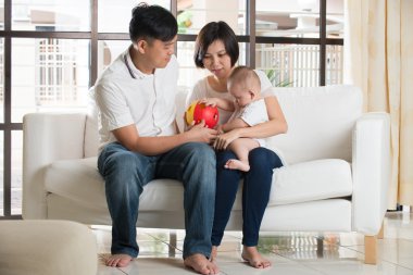 bebekle oynarken Asya veliler