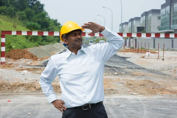 Indischer Bauarbeiter auf der Baustelle — Stockfoto