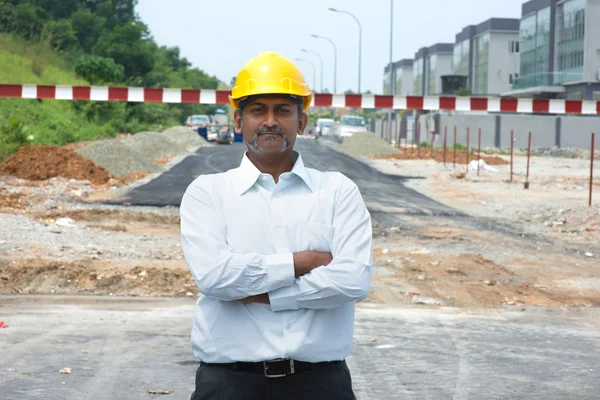 Trabajador indio de la construcción en el sitio — Foto de Stock