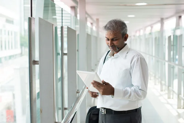 Indian business man working on tablet — Stock Photo, Image