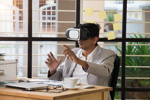 Homem usando tecnologia de realidade virtual — Fotografia de Stock