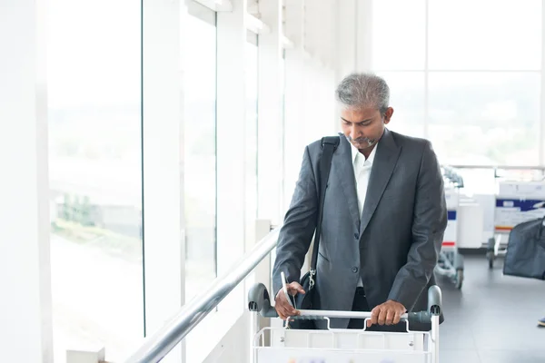 Indischer Geschäftsmann am Flughafen — Stockfoto