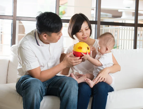 Asiatiska föräldrar leker med baby — Stockfoto