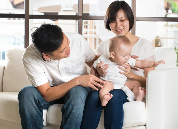 Feliz familia asiática — Foto de Stock