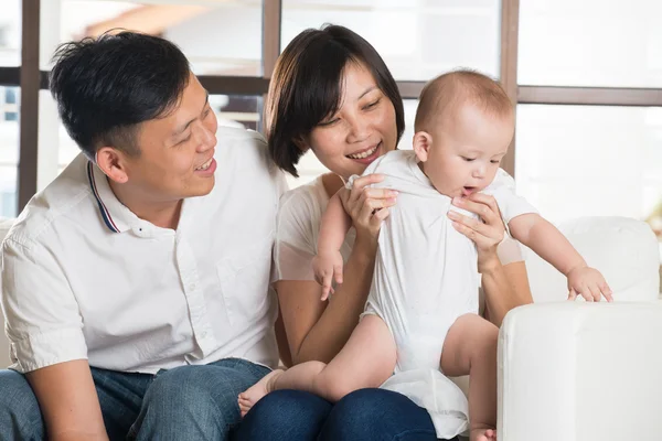 Família asiática feliz — Fotografia de Stock