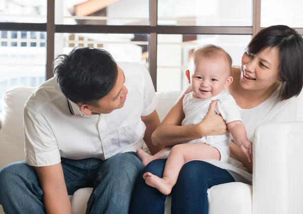 Família asiática feliz — Fotografia de Stock