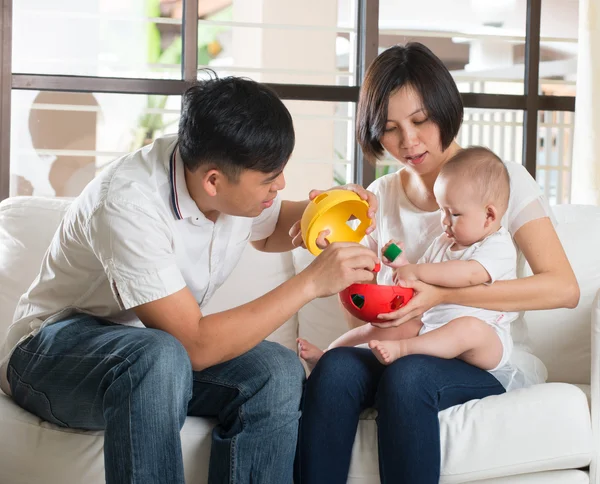 Asiatiska föräldrar leker med baby — Stockfoto