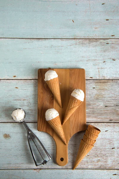 Сливочное ванильное мороженое — стоковое фото