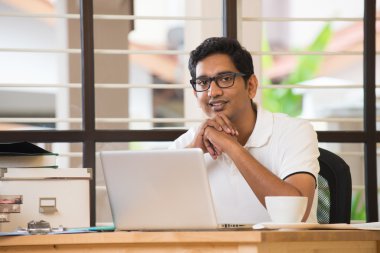 ofiste rahat Hintli adam