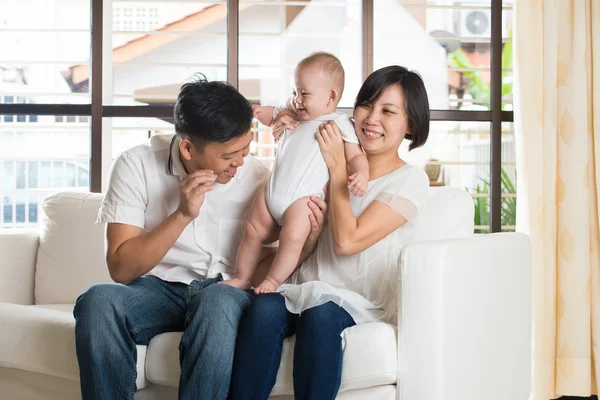 Glückliche asiatische Familie — Stockfoto