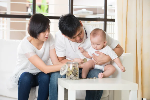 Asiatiska föräldrar med utbildning koncept — Stockfoto