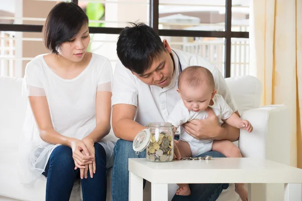 Asiatiska föräldrar med utbildning koncept — Stockfoto