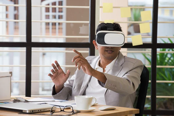 Pria India dengan teknologi virtual reality — Stok Foto