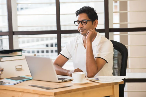 Uomo indiano che lavora in ufficio — Foto Stock