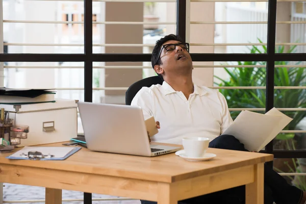 Homem índio sonolento no escritório — Fotografia de Stock