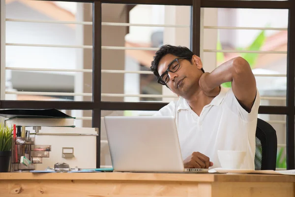 在办公室的印度裔男子拉伸 — 图库照片