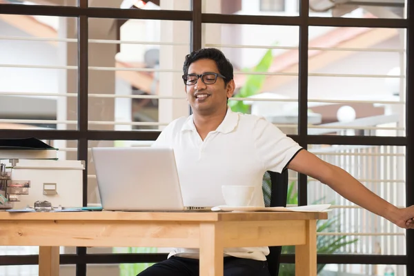 Indischer Mann streckt sich im Büro — Stockfoto