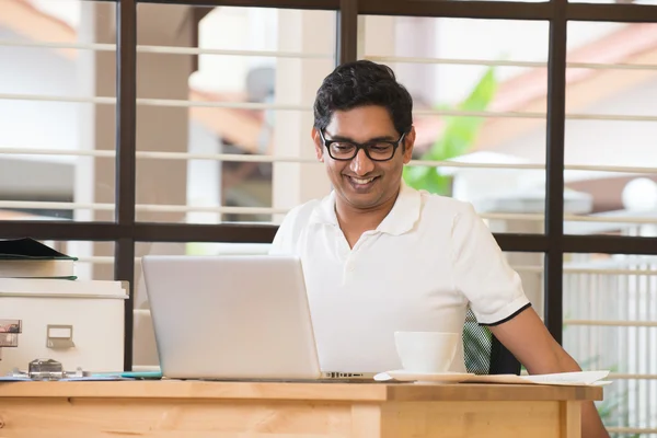 Indisk man streching på kontor — Stockfoto