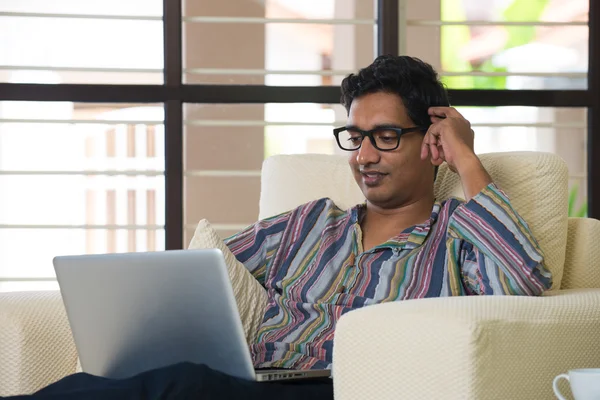 Indian man using laptop — Stock Photo, Image