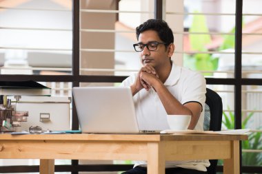 ofisinde Hintli işadamı 