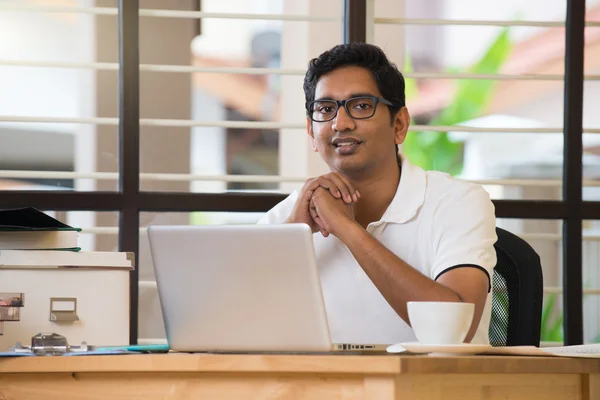 Indický podnikatel v kanceláři — Stock fotografie