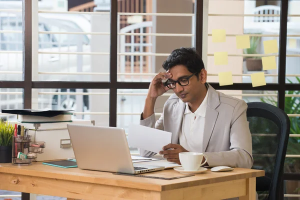 Empresario indio con una carta — Foto de Stock