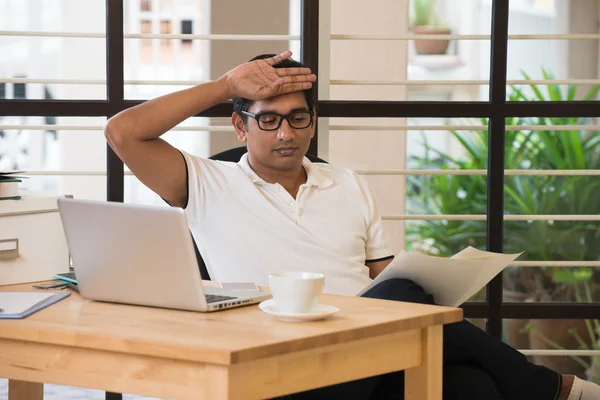 Enfermo buscando indio hombre de negocios — Foto de Stock