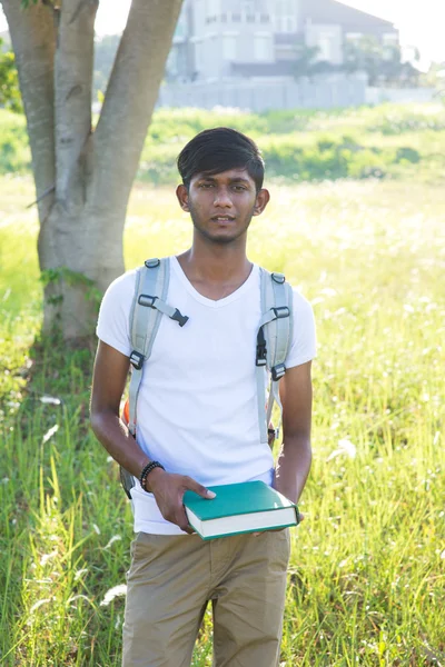 Indiase mannelijke student met boek — Stockfoto