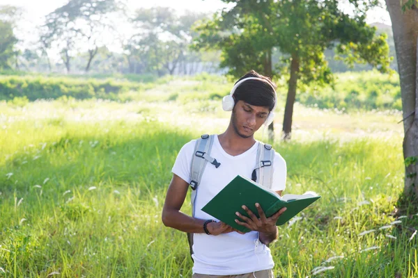 Kitap ile Hint erkek öğrenci — Stok fotoğraf