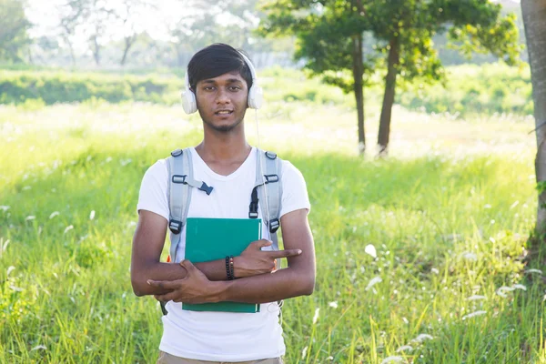 Индийский студент с книгой — стоковое фото
