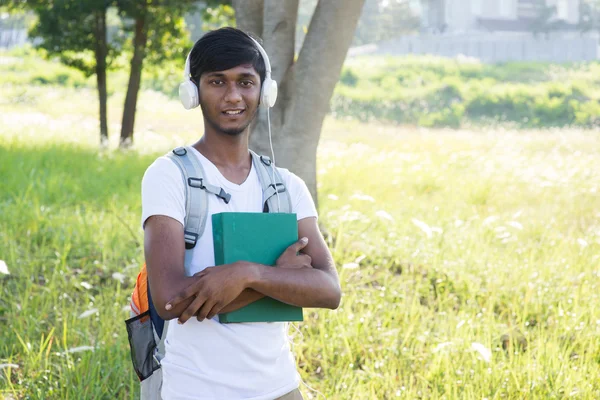 Indiase mannelijke student met boek — Stockfoto