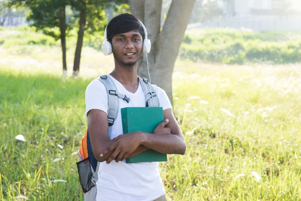 Μαθητή Ινδικό αρσενικό με βιβλίο — Φωτογραφία Αρχείου