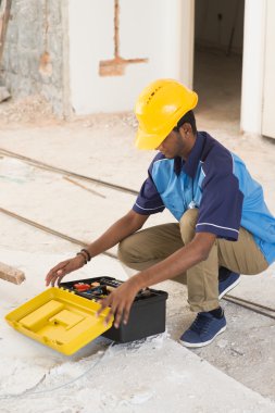 Hintli erkek yüklenici