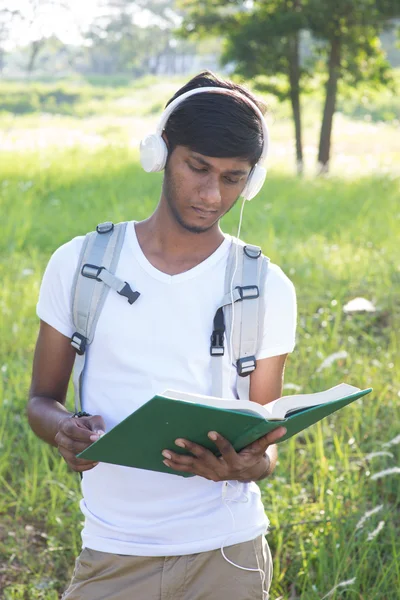 Indischer männlicher Student mit Buch — Stockfoto