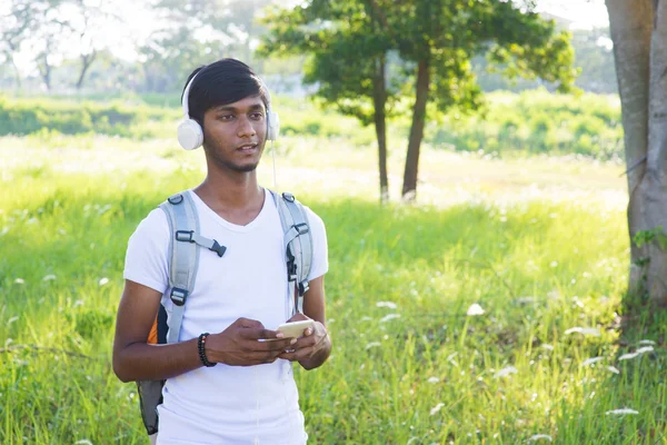 Индийский студент слушает музыку — стоковое фото