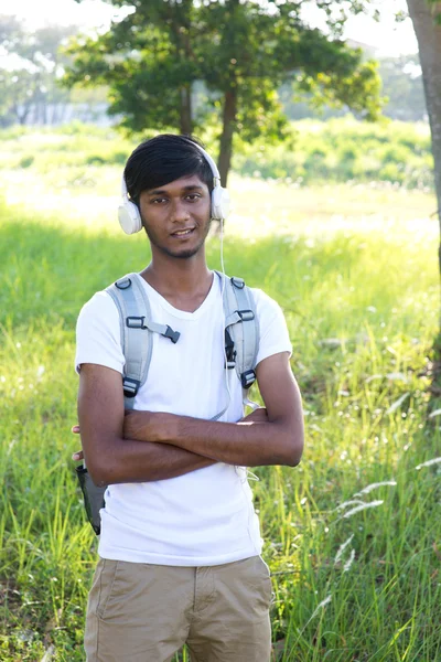 Indischer Student hört Musik — Stockfoto