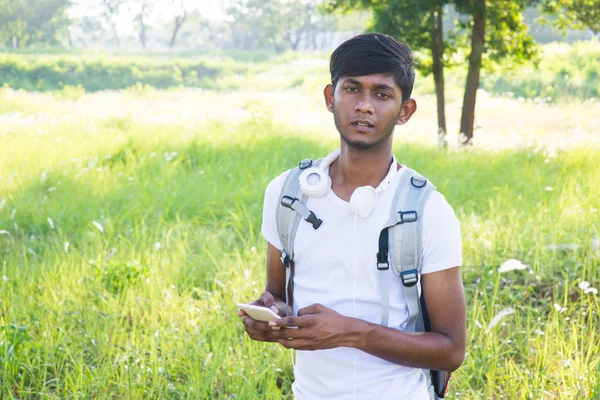 인도 남성 학생 스마트폰을 사용 하 여 — 스톡 사진