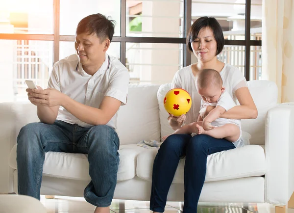 Aziatische vader spelen met telefoon — Stockfoto