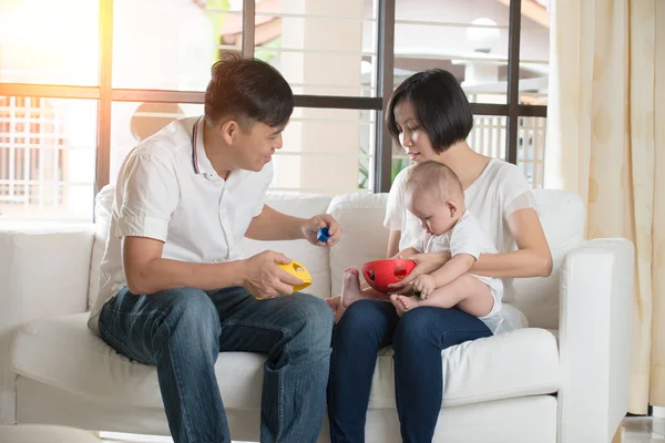 Asian parents playing with baby — Stock Photo, Image