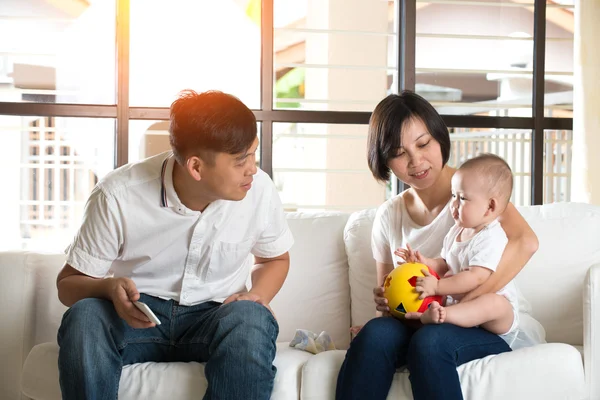 Asiatiska föräldrar leker med baby — Stockfoto