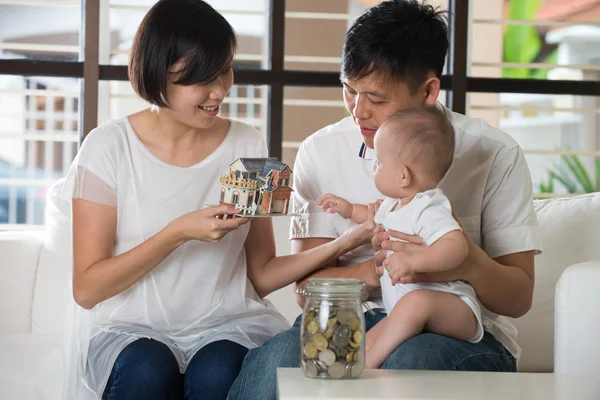 Asijské rodiče s konceptem vzdělávání — Stock fotografie