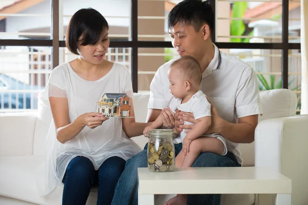 Genitori asiatici con concetto di educazione — Foto Stock